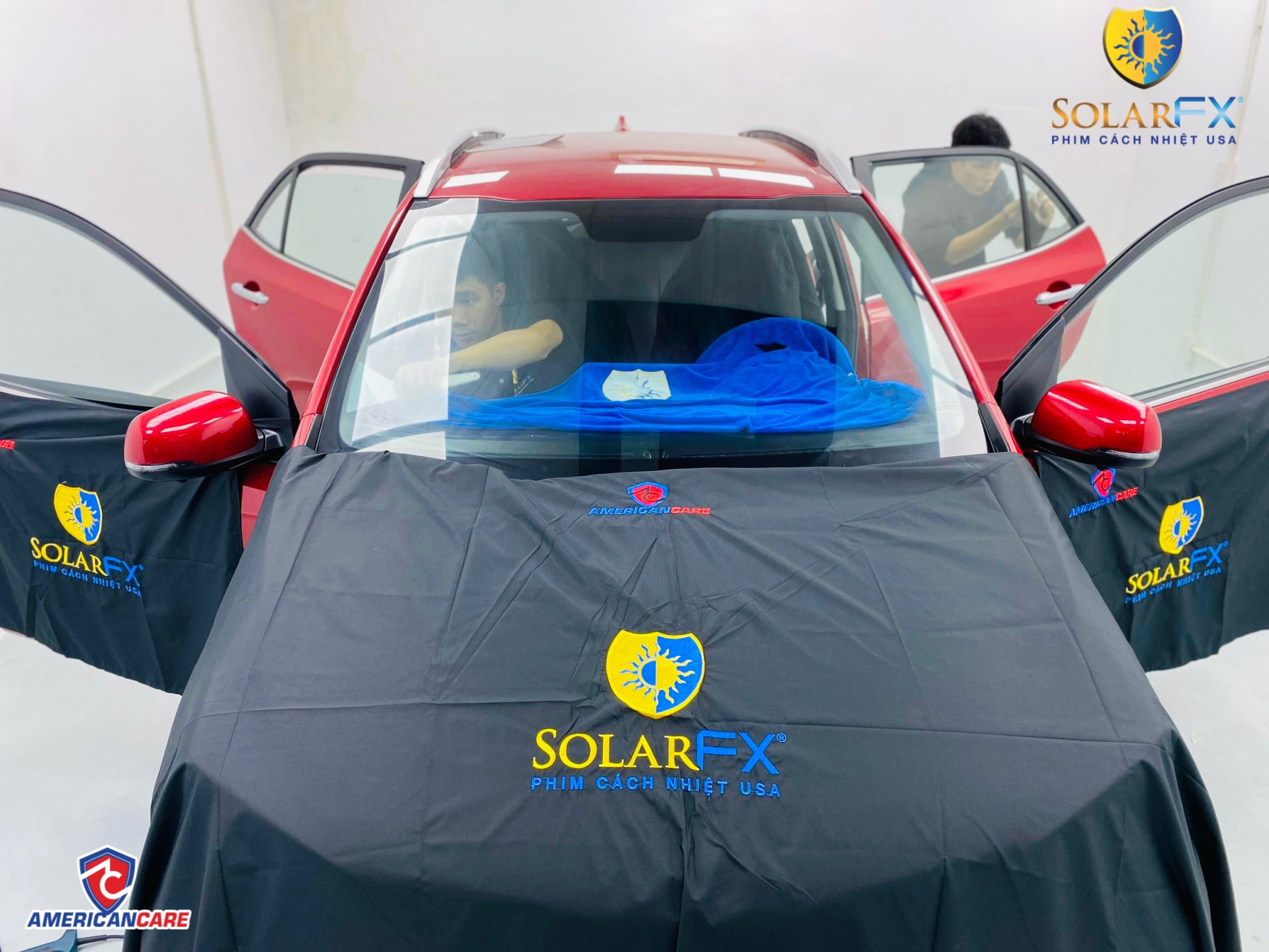 Chiếc xe đầu tiên được thử nghiệm cạo keo thi công full xe gói phim cách nhiệt SolarFX tại Quang Hằng Auto